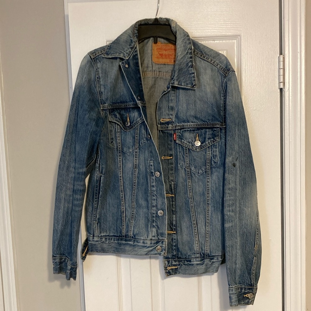Men’s Levi denim jacket size Medium